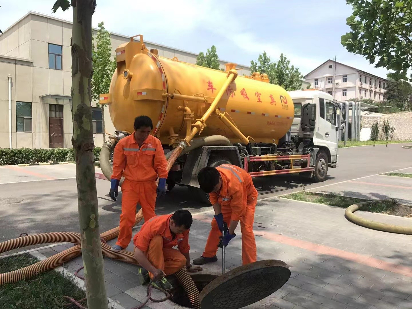 沈阳化粪池清理与5-8吨吸粪车施工效率分析